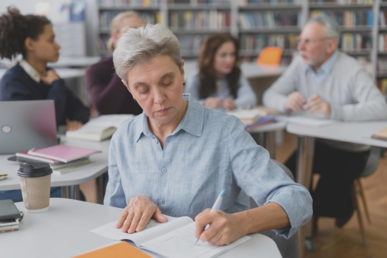 Echipa renovaritho lucrând la analize financiare detaliate