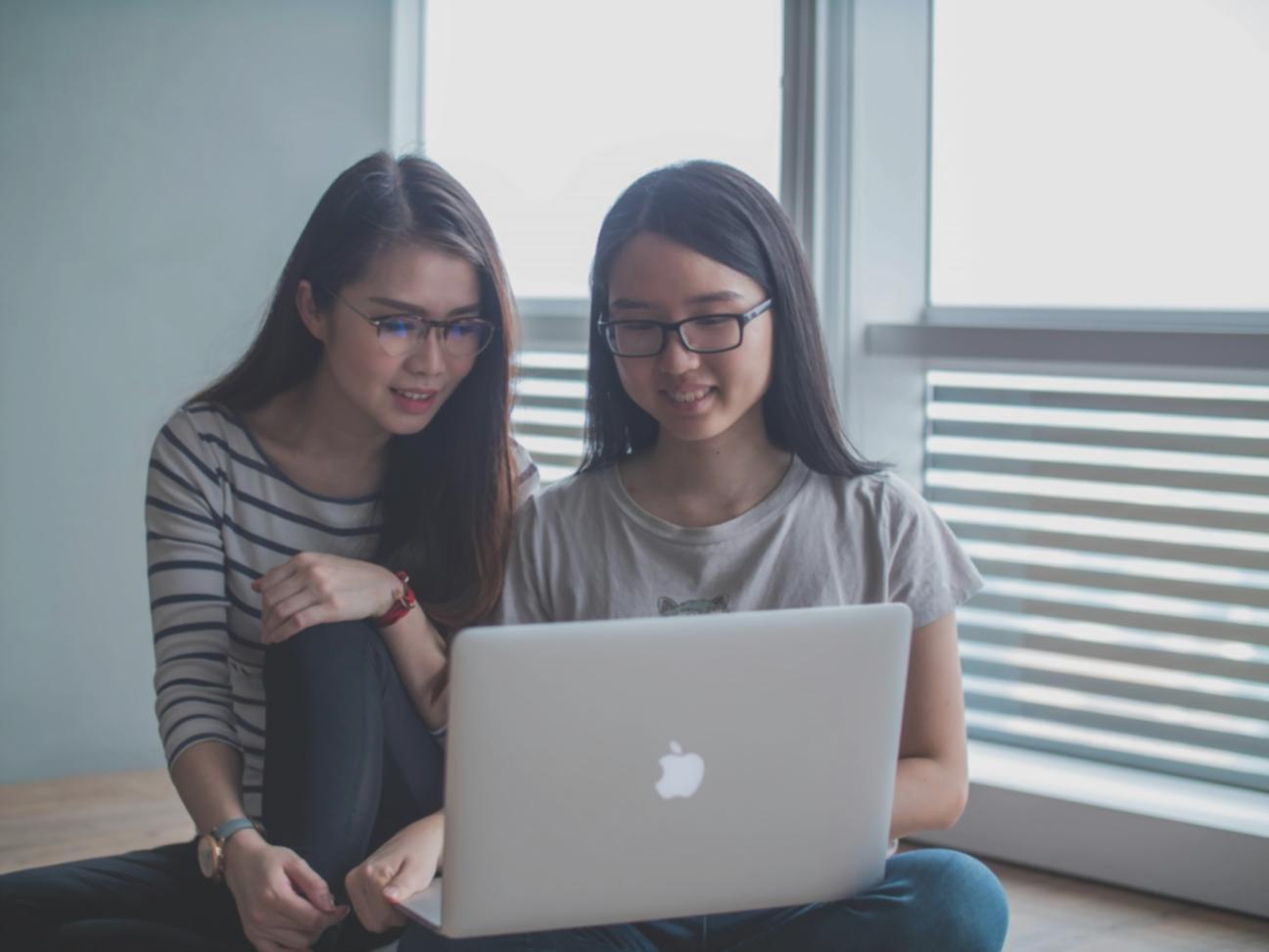 Analiză financiară complexă pe ecran cu grafice și indicatori de buget